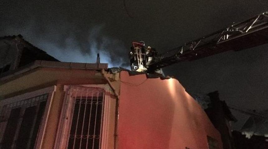 Fatih&rsquo;te Ahşap Binada &Ccedil;ıkan Yangın Yan Binalara Sı&ccedil;radı