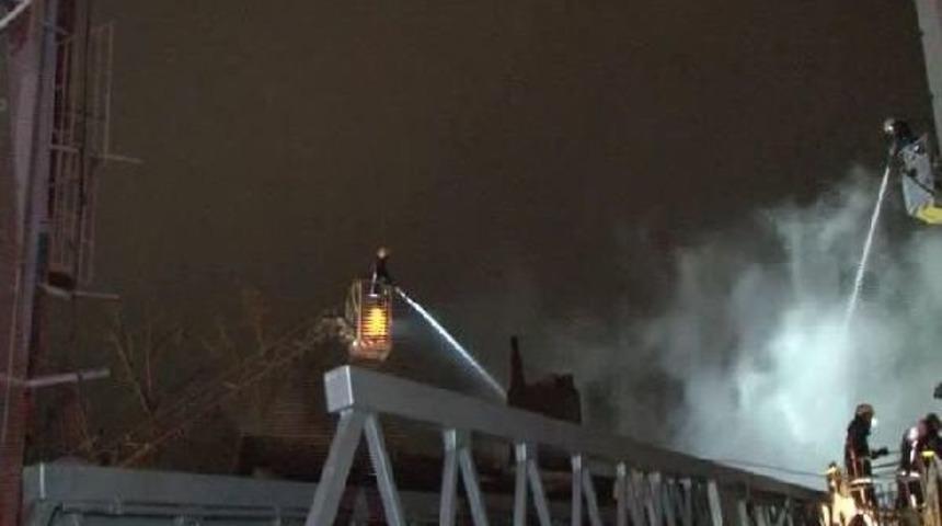 Fatih'te Ahşap Binada &Ccedil;ıkan Yangın 4 Binaya Daha Sı&ccedil;radı