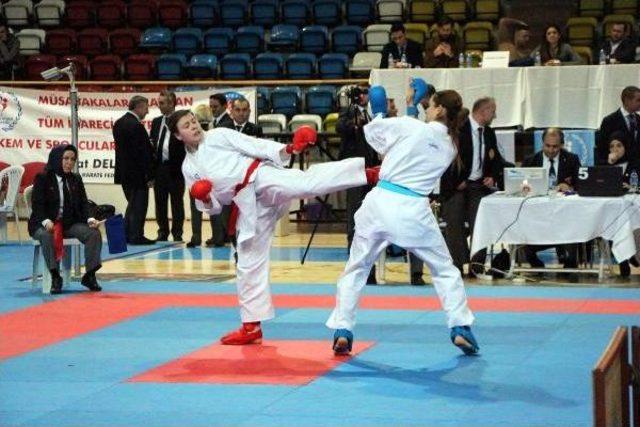 Bolu'da Karate Şampiyonası Başladı