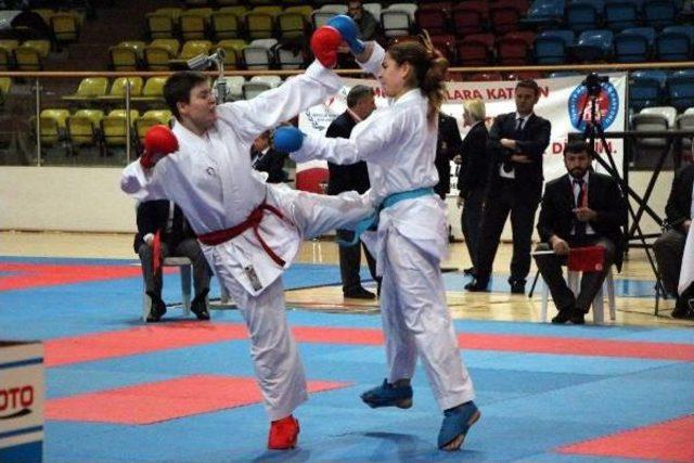 Bolu'da Karate Şampiyonası Başladı