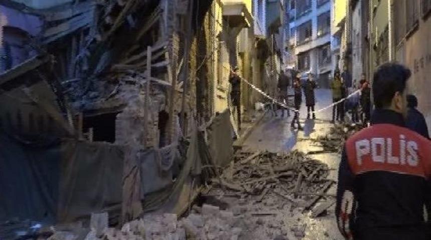 Beyoğlu'nda 4 Katlı Bina &Ccedil;&ouml;kt&uuml;