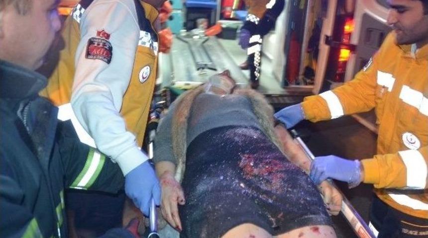 Adana&rsquo;da Direksiyon Hakimiyetini Kaybeden Otomobil, Park Halindeki Kamyonetlere &Ccedil;arptı: 1 Kişi Ağır Yaralı