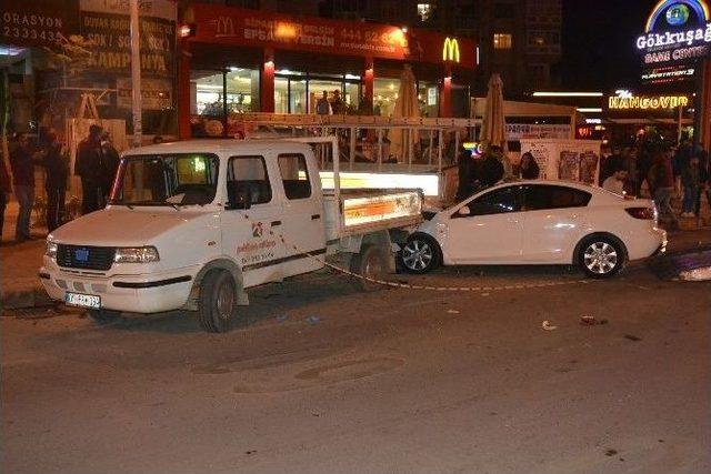 Adana’da Direksiyon Hakimiyetini Kaybeden Otomobil, Park Halindeki Kamyonetlere Çarptı: 1 Kişi Ağır Yaralı