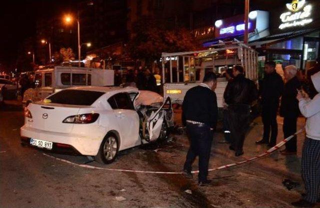 Otomobil, Park Halindeki Araçlara Çarptı: 1 Yaralı