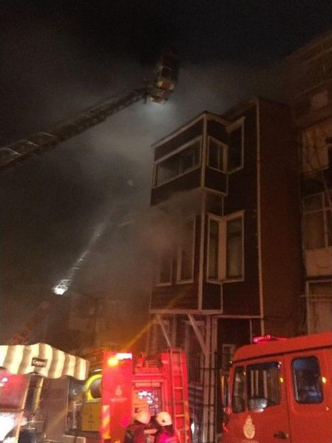 Beşiktaş&rsquo;ta Korkutan Ahşap Bina Yangını