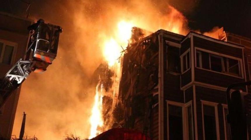 Beşiktaş'ta 3 Katlı Ahşap Bina Alev Alev Yandı