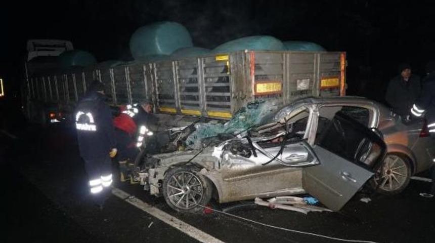 Tır'a &Ccedil;arpan Otomobilde 1 &Ouml;l&uuml;, 1 Yaralı