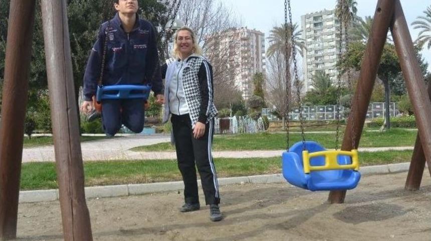 Avukat, Ses Sanat&ccedil;ısı Ve Bestekar Annenin Otistik Oğluyla &Ouml;rnek M&uuml;cadelesi