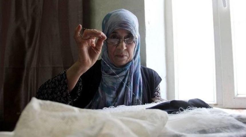 74 Yaşındaki Kadın Gen&ccedil;lerin &Ccedil;eyizini S&uuml;sl&uuml;yor