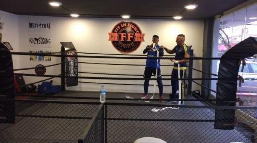 Fenerbah&ccedil;eli Futbolcu Kickboks Hayranı