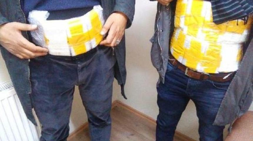 V&uuml;cutlarına Sarılı 258 Cep Telefonuyla Yakalandılar