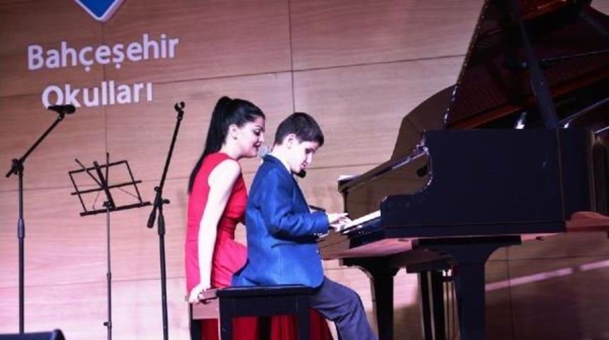 G&ouml;rme Engelli Deniz'den 5 Aylık Eğitimle Piyano Resitali