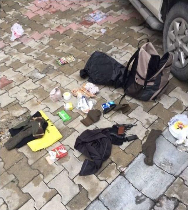 Polis, Esenyurt Saldırganının Attığı Çantayı İnceliyor