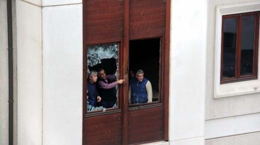 Ak Parti İl Başkanlığı'na Yapılan Saldırının Izleri, G&uuml;nd&uuml;z Ortaya &Ccedil;ıktı