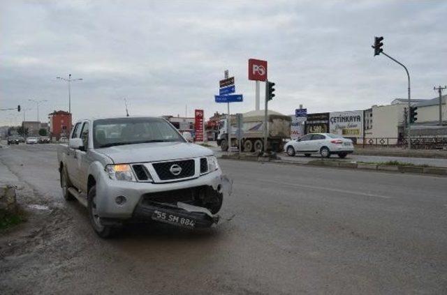 Hasta Nakil Aracı Kamyonetle Çarpıştı: 3 Yaralı