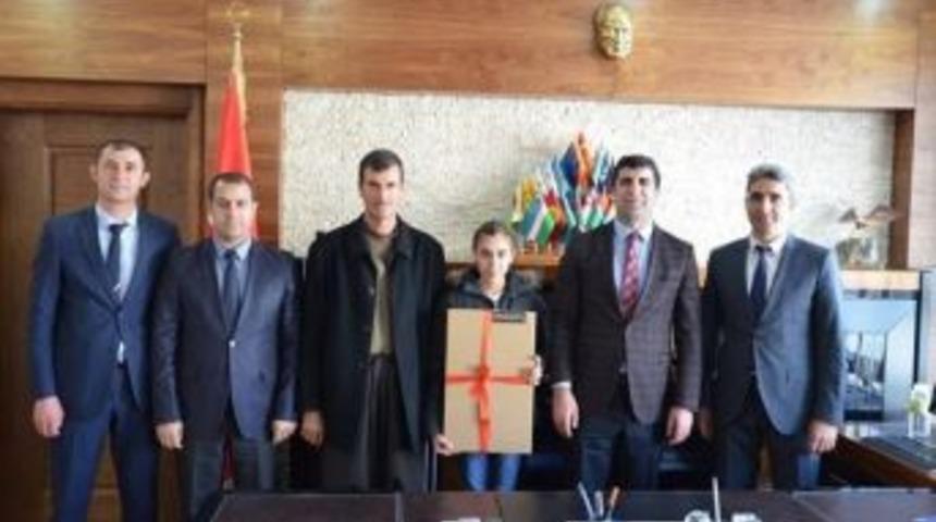 Kaymakamdan Teog Birincisine &Ouml;d&uuml;l