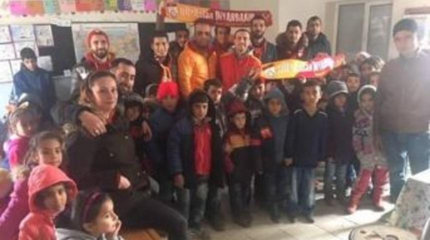 &Ccedil;ermikli &Ouml;ğrencilere Ultraslan Taraftar Grubu&rsquo;ndan Kırtasiye Ve Giyecek Yardımı