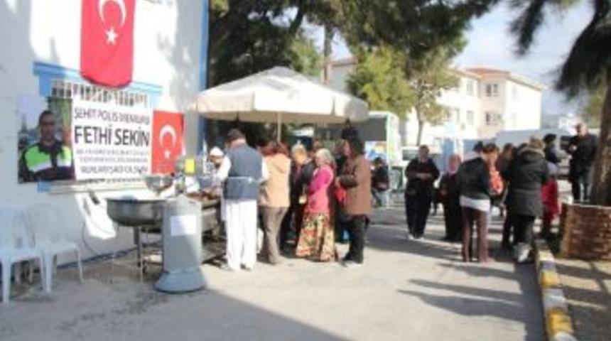 Şehitler İ&ccedil;in Urla&rsquo;da Lokma D&ouml;k&uuml;ld&uuml;