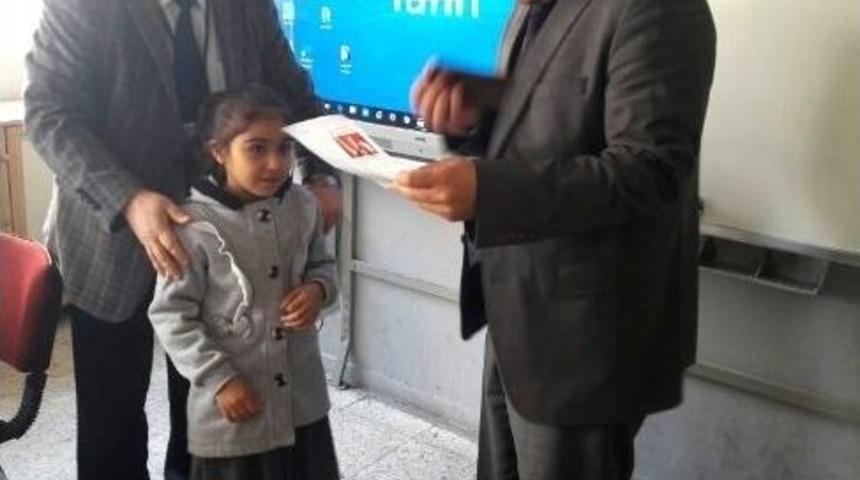 Başkan G&uuml;ltekin, &Ouml;ğrencilerin Karne Heyecanına Ortak Oldu