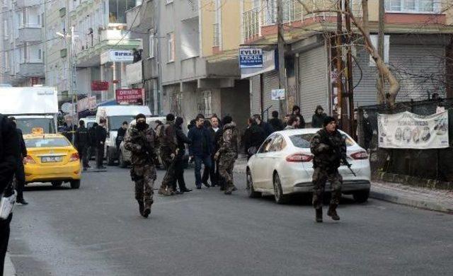 Esenyurt ta Polise Silahlı Saldırı;saldırganın Bıraktığı El Bombası Imha Edildi 2