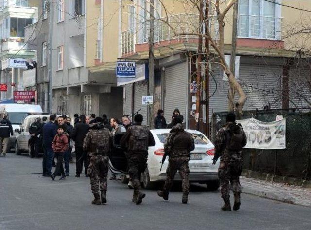 Esenyurt ta Polise Silahlı Saldırı;saldırganın Bıraktığı El Bombası Imha Edildi 3