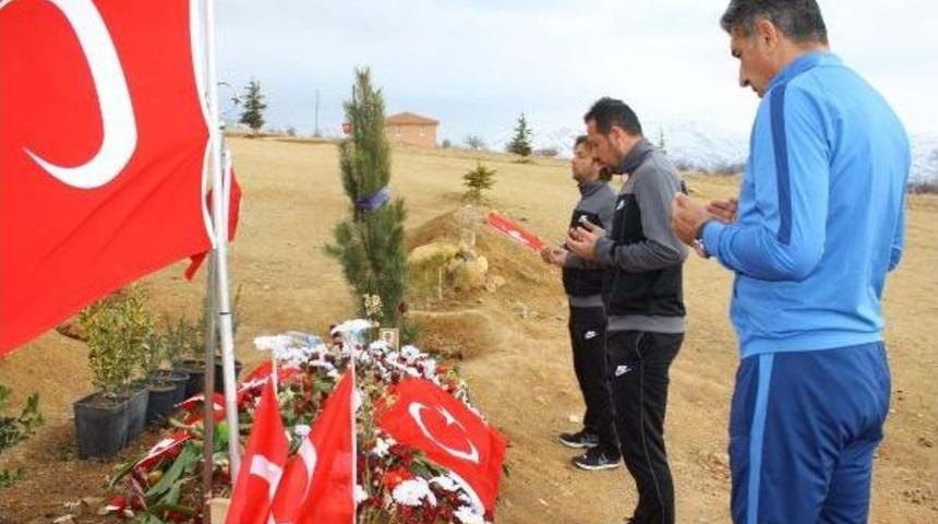 Manisaspor Şehit Polis Fethi Sekin'in Kabrini Ziyaret Etti