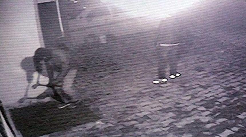 Hırsızlar Alarm &Ccedil;alınca Ka&ccedil;acak Delik Aradı