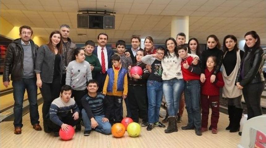 Down Sendromlu &Ccedil;ocukların Bowling Heyecanı
