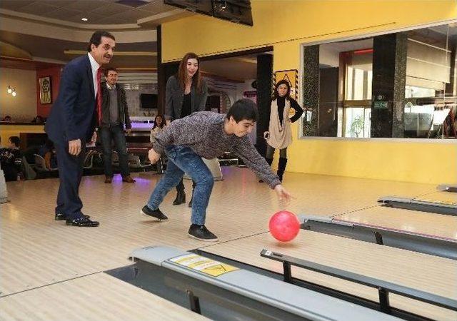 Down Sendromlu &Ccedil;ocukların Bowling Heyecanı 1