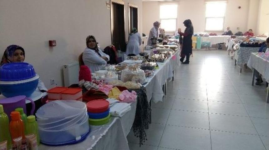 Bu Pazarda Askerler Yemeğe &Uuml;cret &Ouml;demiyor