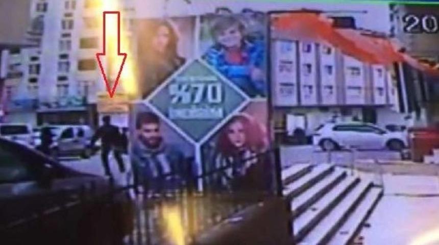 Saldırgan Ka&ccedil;tı, Polis Arkasından B&ouml;yle Ateş Etti