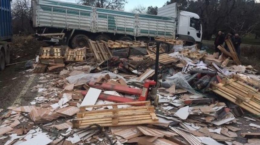 Tır Devrildi, Tonlarca Fayans Yola Sa&ccedil;ıldı