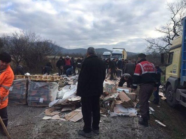 Tır Devrildi, Tonlarca Fayans Yola Saçıldı