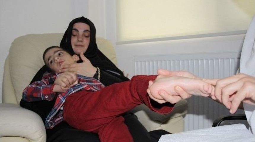 Serebral Palsi Hastası Emre İlk C&uuml;mlesiyle Ailesini Sevince Boğdu