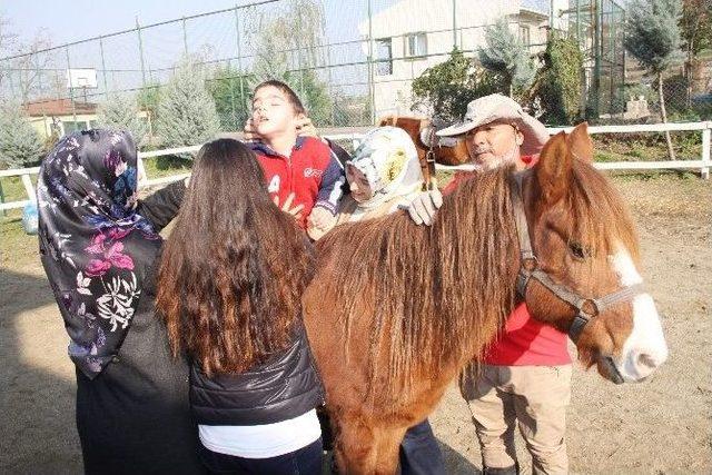 Serebral Palsi Hastası Emre İlk Cümlesiyle Ailesini Sevince Boğdu