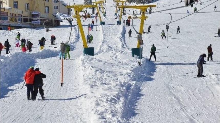 Tatilciler Uludağ&rsquo;a Akın Etti