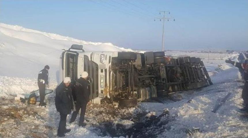 Tır, Buzlanan Yolda Şarampole Devrildi