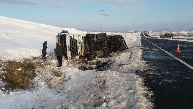 Tır, Buzlanan Yolda Şarampole Devrildi