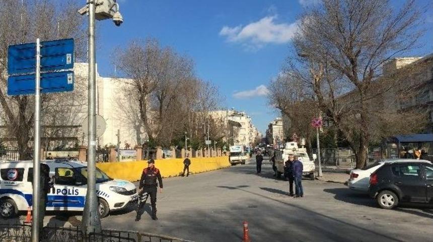 İstanbul Emniyet M&uuml;d&uuml;rl&uuml;ğ&uuml; &Ouml;n&uuml;nde Silah Sesleri