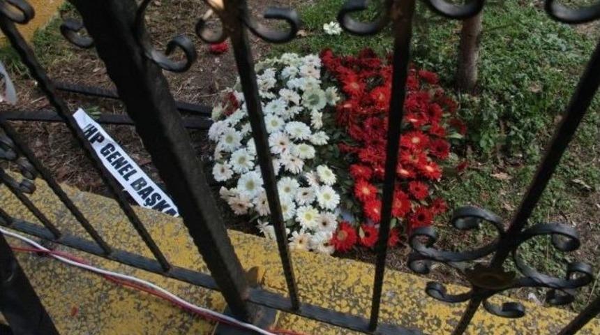 Samsun&rsquo;da Şehit Cenazesinde Chp &Ccedil;elengini İstemediler Ve Yere Attılar