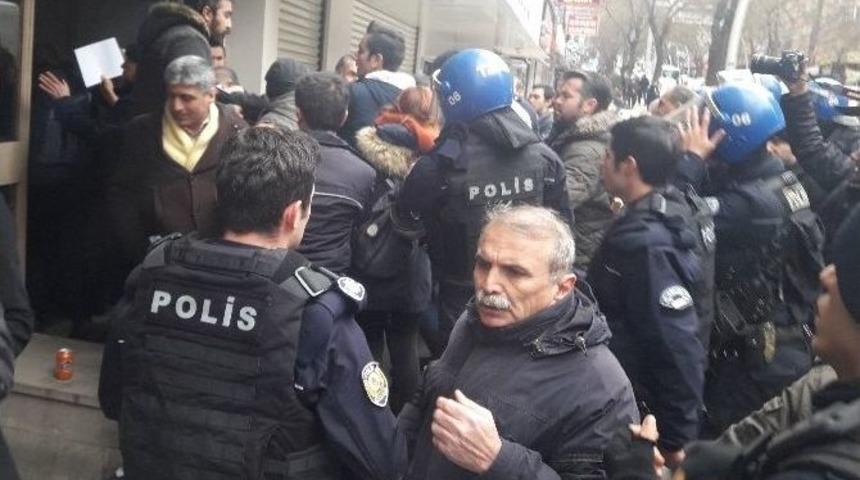 Anayasa Değişikliği Protestosuna Polis M&uuml;dahalesi