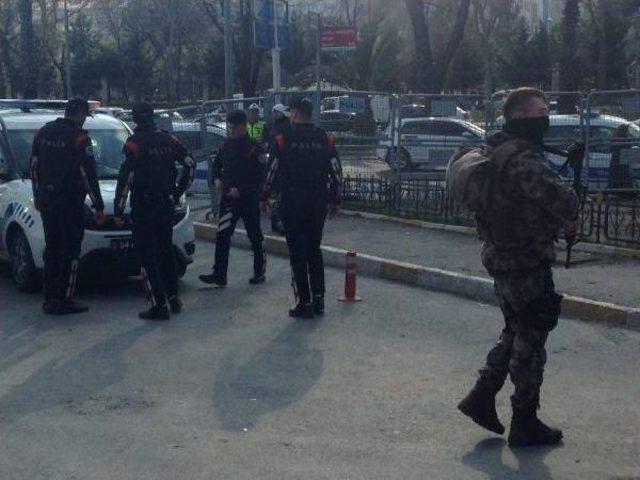 İstanbul Emniyet Müdürlüğü Önünde Hareketli Dakikalar