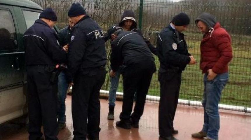 Minib&uuml;ste Uyuşturucu Kullanan 3 Kişiye G&ouml;zaltı