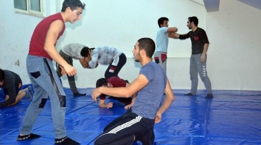 Gen&ccedil; Pehlivanlar G&uuml;reşlere Hazırlanıyor