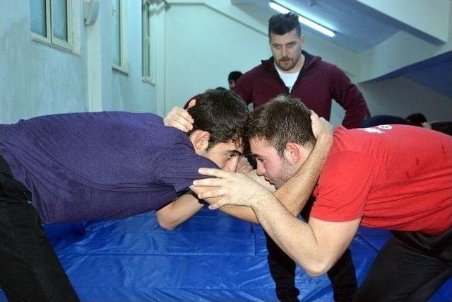 Gen&ccedil; Pehlivanlar G&uuml;reşlere Hazırlanıyor 1
