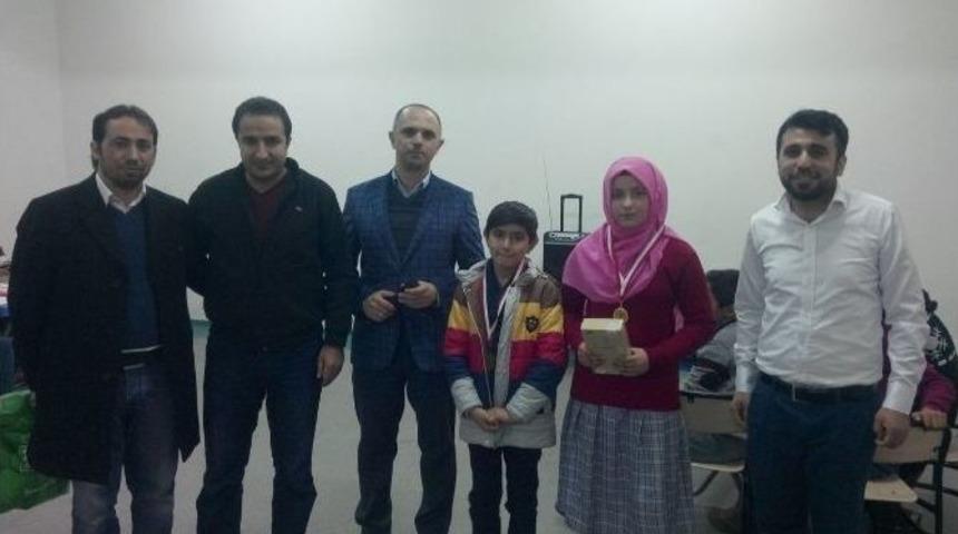 Siyer-i Nebi Yarışmasında Dereceye Girenler &Ouml;d&uuml;llendirildi