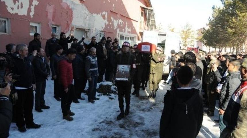 Şehit Piyade Uzman &Ccedil;avuş Emre Doruk&rsquo;un Cenazesi Baba Ocağı Giresun&rsquo;un Alucra İl&ccedil;esine Getirildi