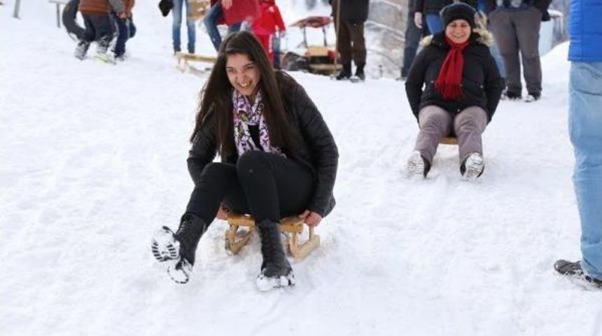 Ardanu&ccedil;'ta Kar Şenliği