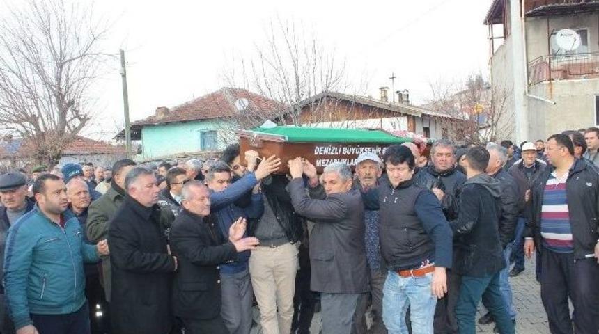 Şizofren Komşusu Tarafından &Ouml;ld&uuml;r&uuml;len Karı-koca Toprağa Verildi