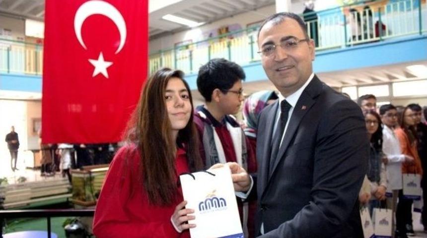 Vali Toprak Başarılı &Ouml;ğrencileri &Ouml;d&uuml;llendirdi